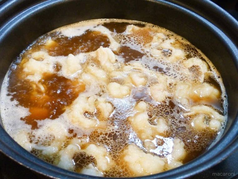 もつを煮込んでいる様子