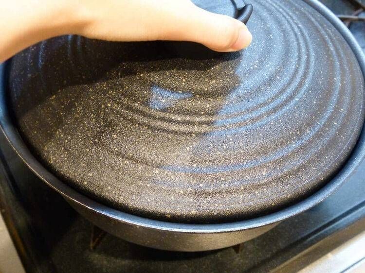 鍋に蓋をした様子