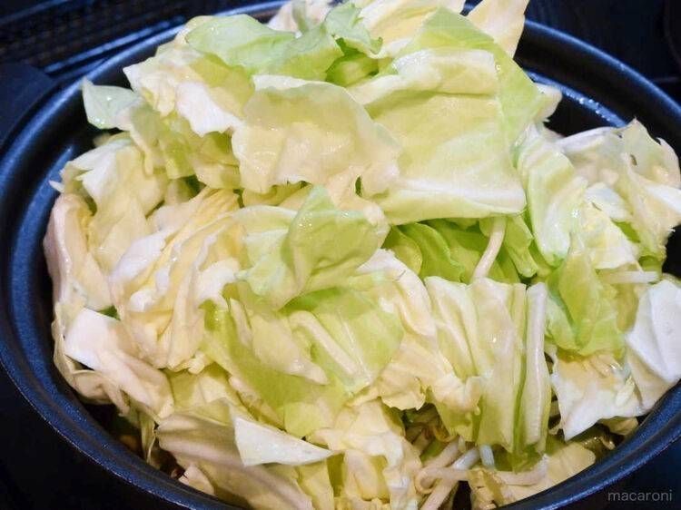 鍋にもやしとキャベツを加えた様子