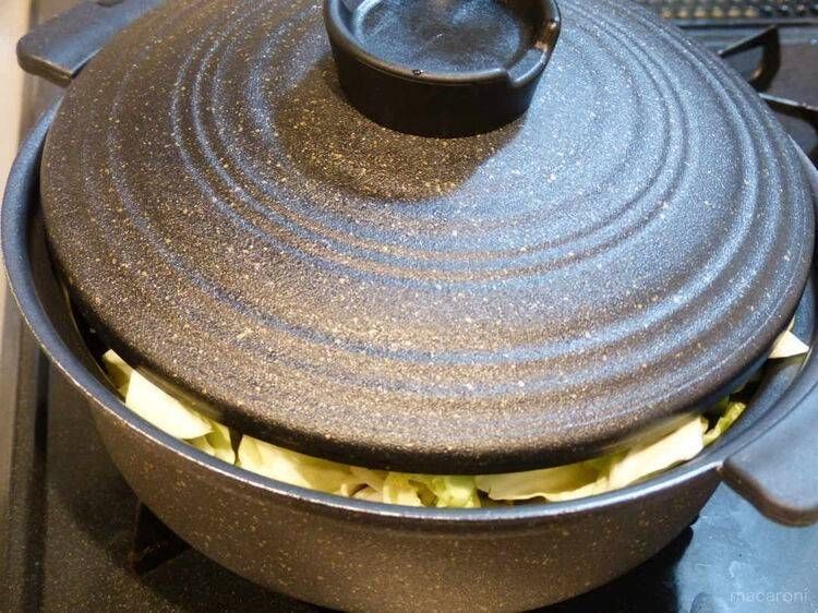 蓋をして煮込んでいる様子