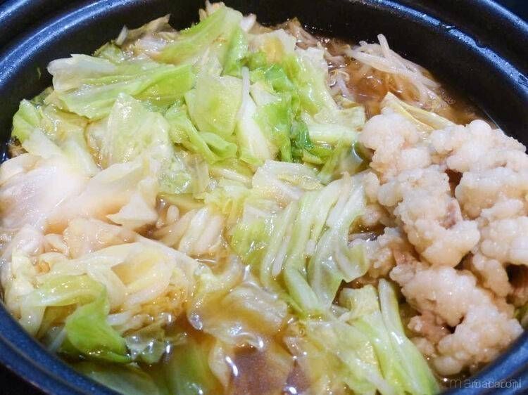 黒い鍋の中で煮込まれたキャベツ