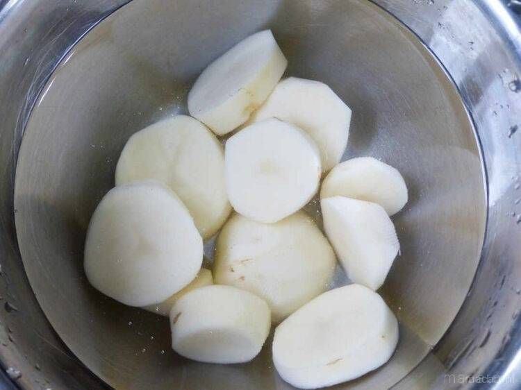 切ったじゃがいもを水にさらしている様子