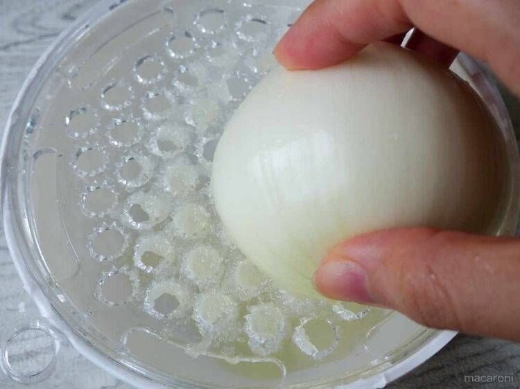 玉ねぎをすりおろしている様子