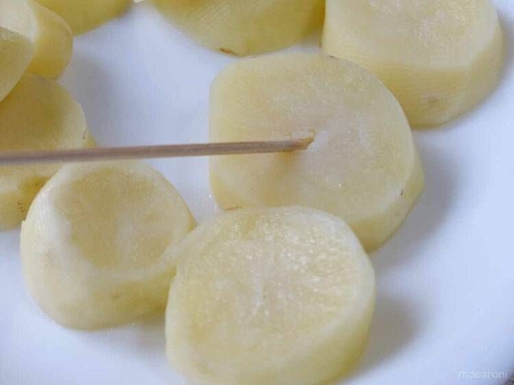 じゃがいもに竹串を刺している様子