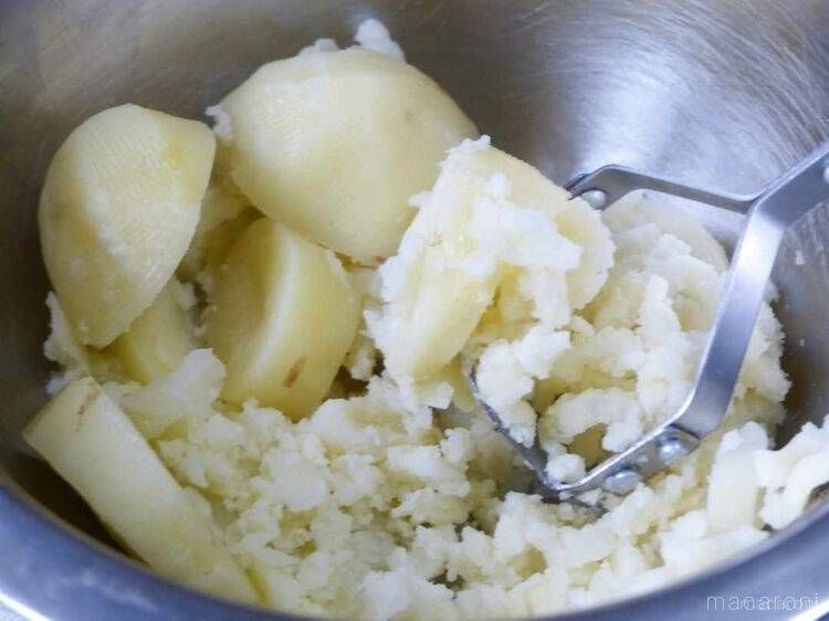 じゃがいもをマッシャーで潰している様子