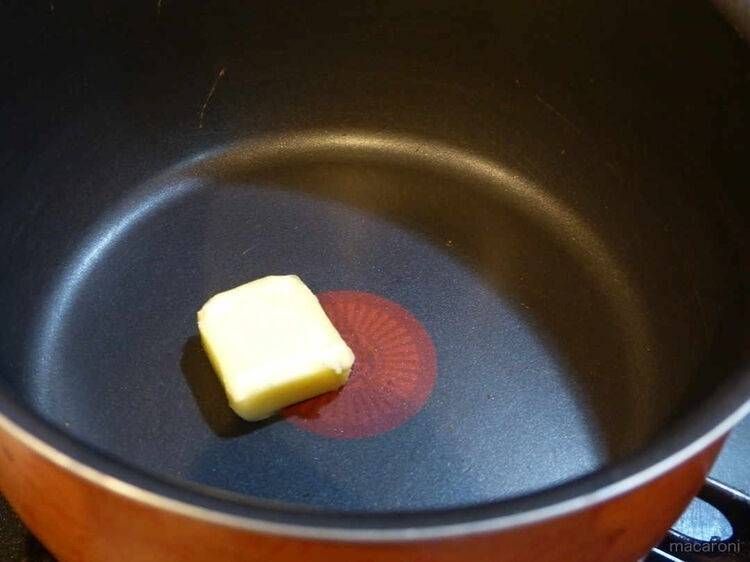 鍋にバターを入れた様子