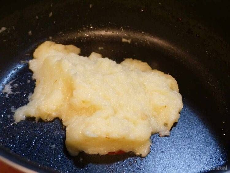 鍋で炒めたペースト状の玉ねぎ