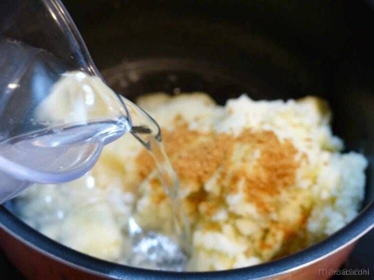 鍋にじゃがいもポタージュの材料を加えている様子