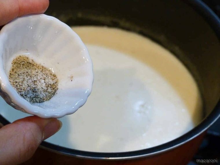 じゃがいもポタージュが入った鍋に味付塩こしょうを入れている様子