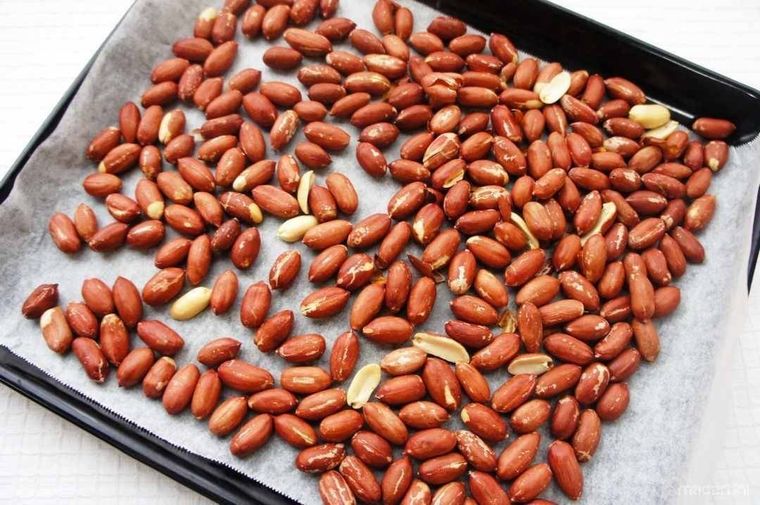 天板に並べられたピーナッツ