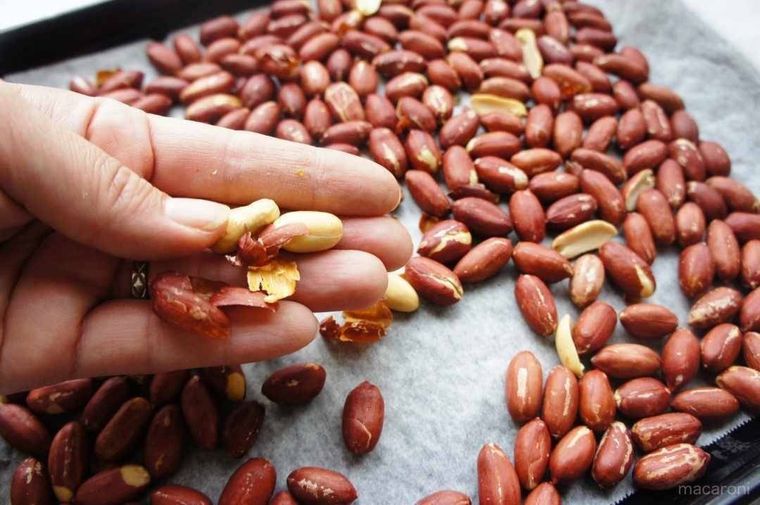 ピーナッツの薄皮を剥く様子