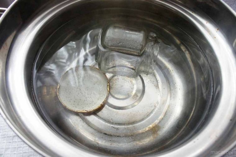 瓶を熱湯消毒する様子