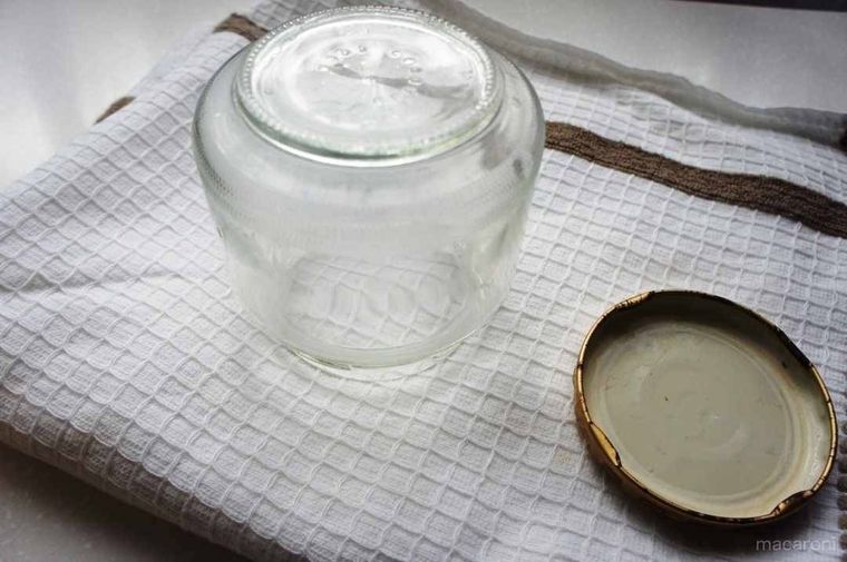 瓶を布巾の上にのせて水気を取る様子