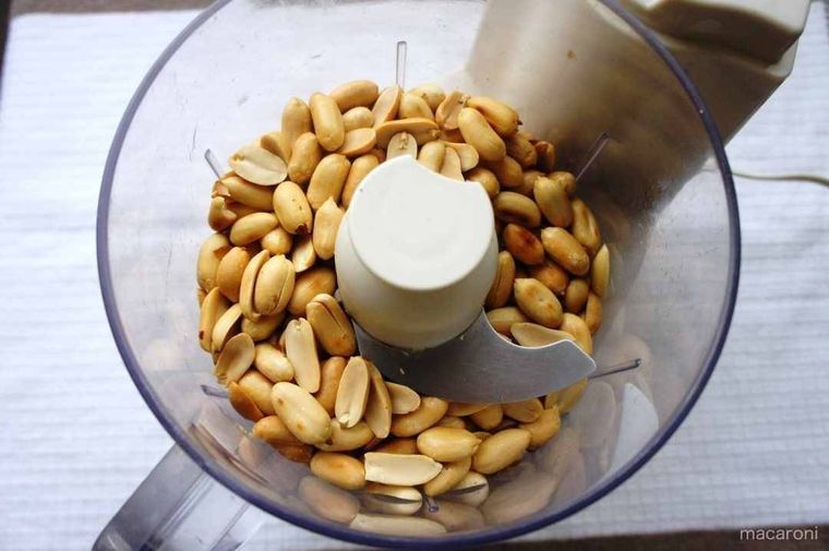 皮をむいたピーナッツを撹拌する様子