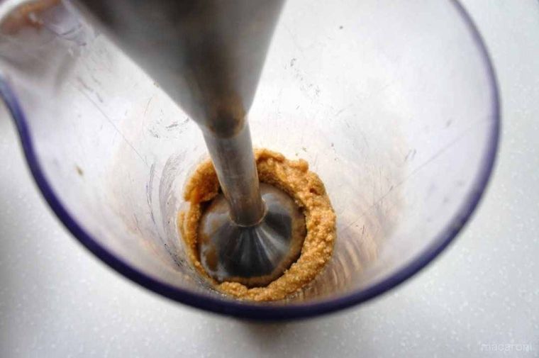 ブレンダーカップに移して撹拌する様子