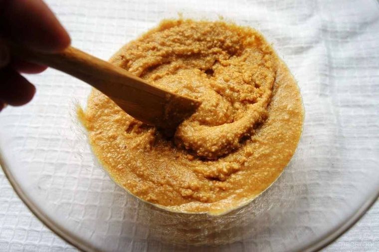 透明なお皿でピーナッツバターを混ぜる様子