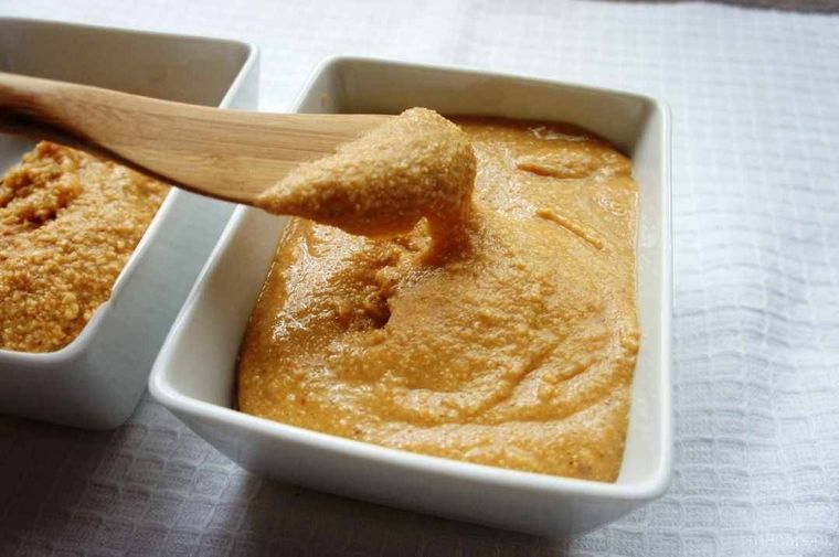 白い器に盛られたピーナッツバター