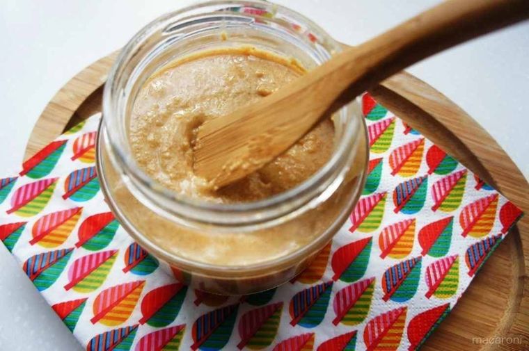 透明な瓶に入れられたピーナッツバター