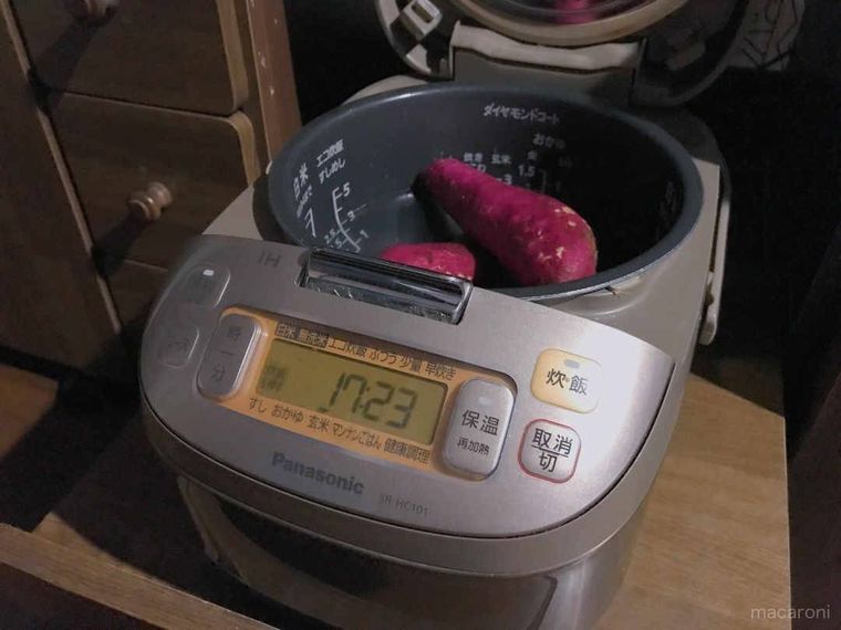 炊飯器にさつまいもを入れた様子