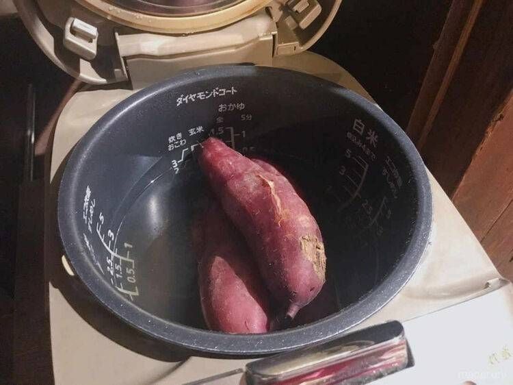 蒸しあがったさつまいもが炊飯器に入っている