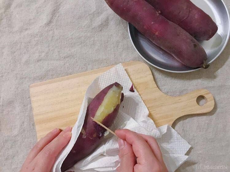 さつまいもの皮を楊枝でむいている様子