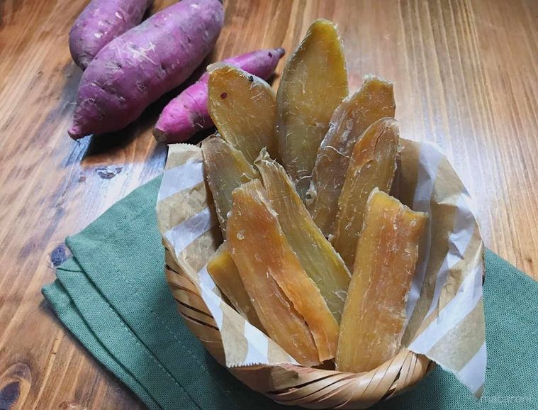 かごに入った干し芋