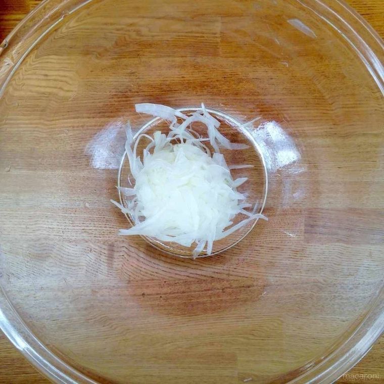 ボウルの中の水気を絞った玉ねぎ