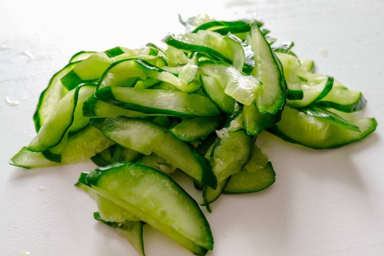 しんなりしたきゅうりがのっているまな板