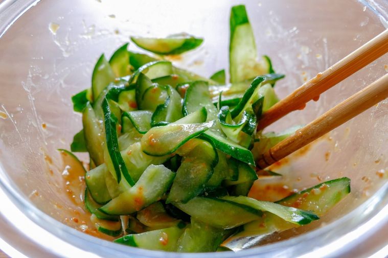 きゅうりを酢味噌と和える様子
