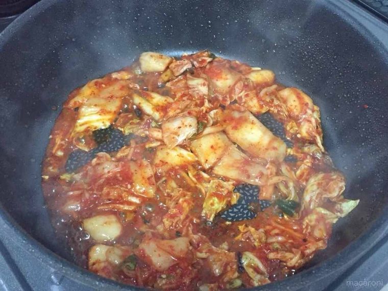 鍋でキムチを炒めている様子