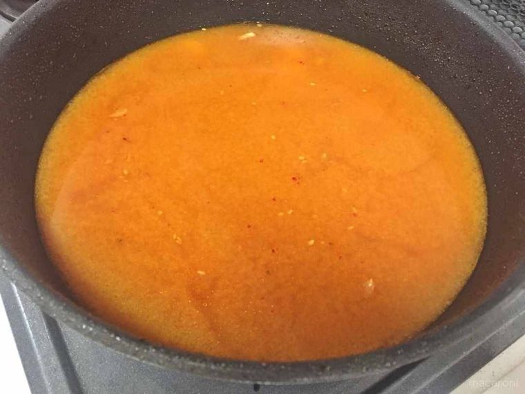 鍋に入ったプデチゲのスープ