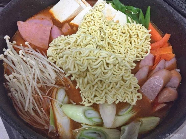 プデチゲの具材が入った鍋