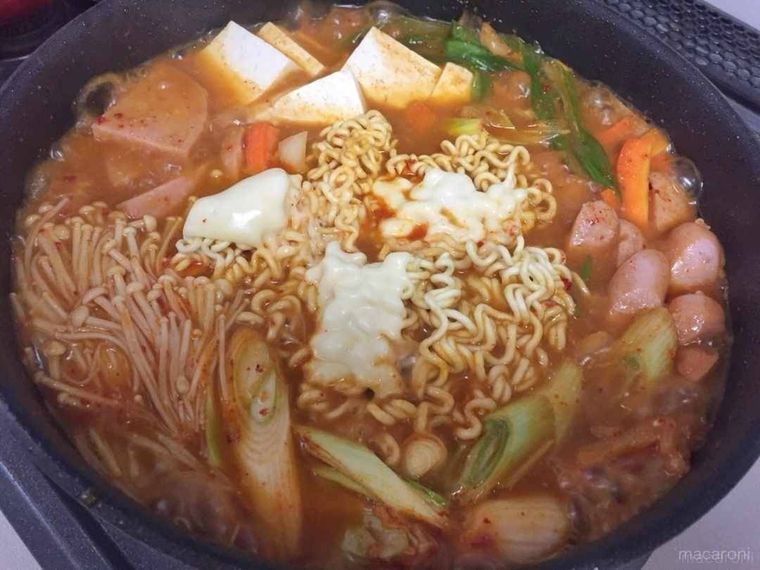 鍋に入ったプデチゲ