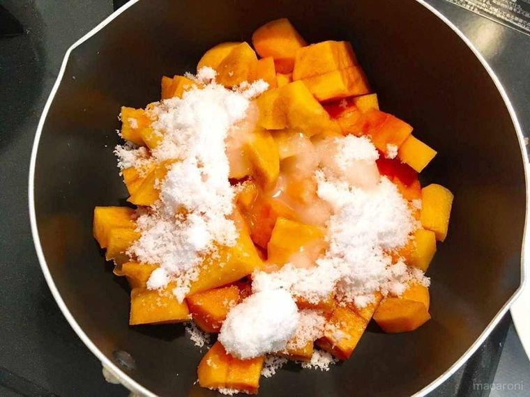 柿にレモン果汁と砂糖を加えた様子