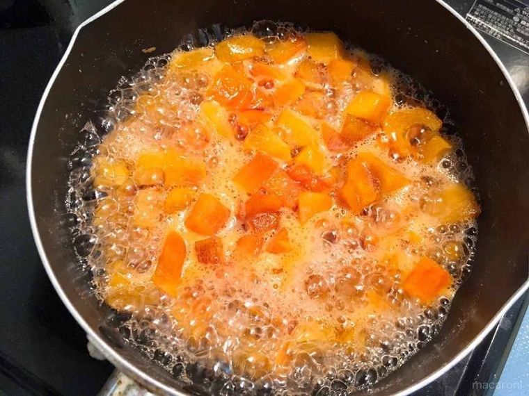 柿を煮詰めている鍋