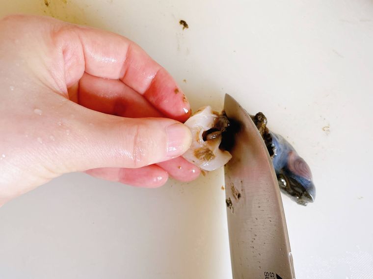 サザエの貝柱部分を切る様子