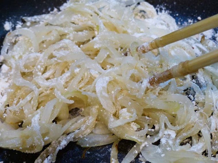 小麦粉をふりかけた玉ねぎを炒めている様子