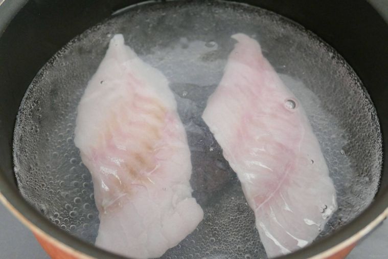 たらの切り身を鍋でゆでる様子