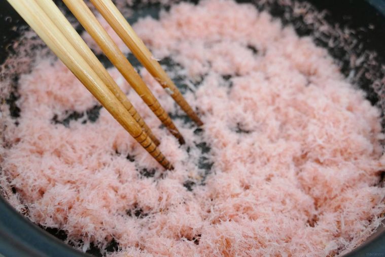 菜箸を4本使ってたらをほぐしながら炒める様子