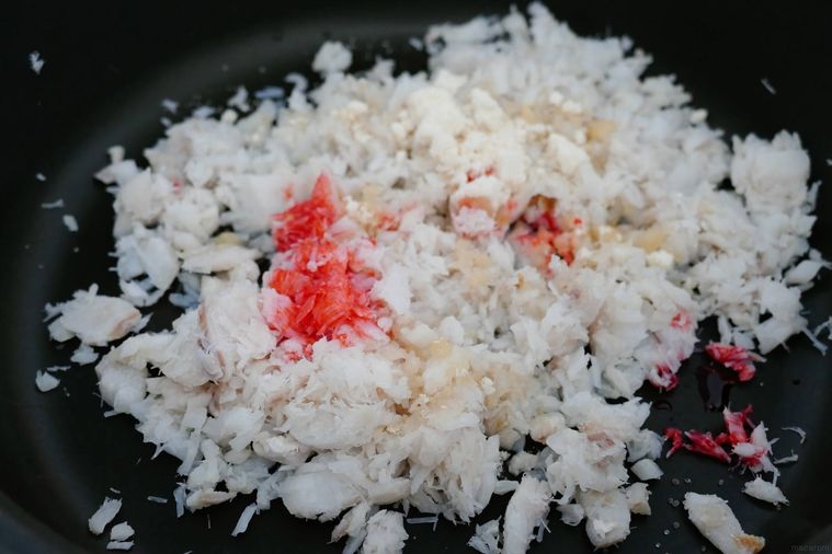 たらと調味料をフライパンに入れた様子