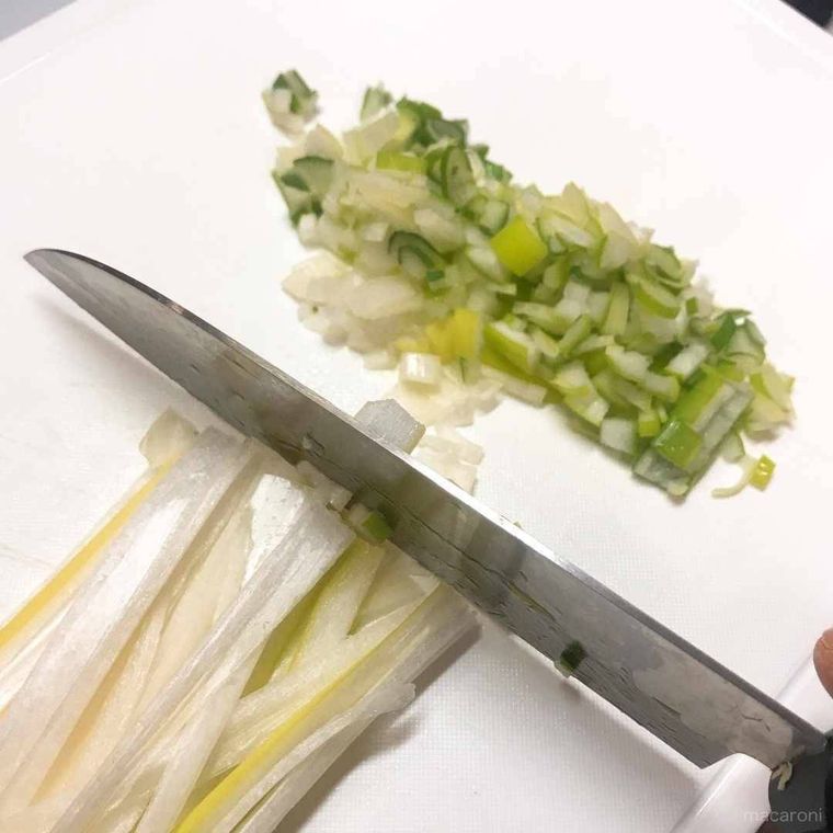 ネギをみじん切りにする写真