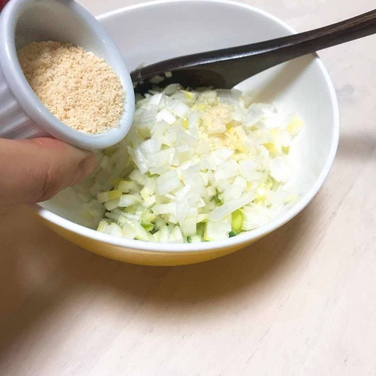 調味料を入れる写真