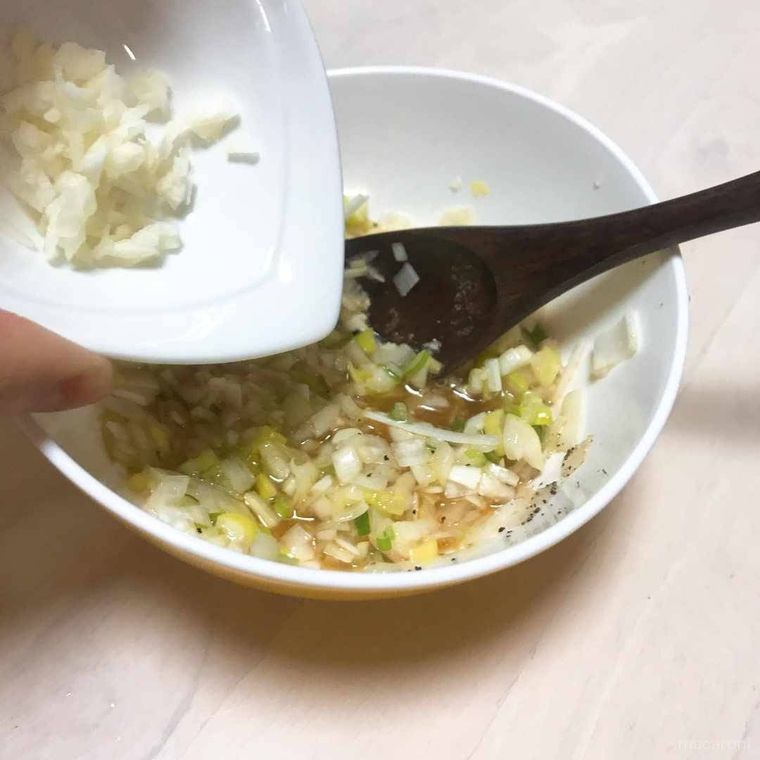 きざみにんにくを入れる写真