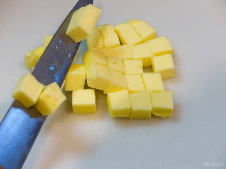 バターをカットする写真