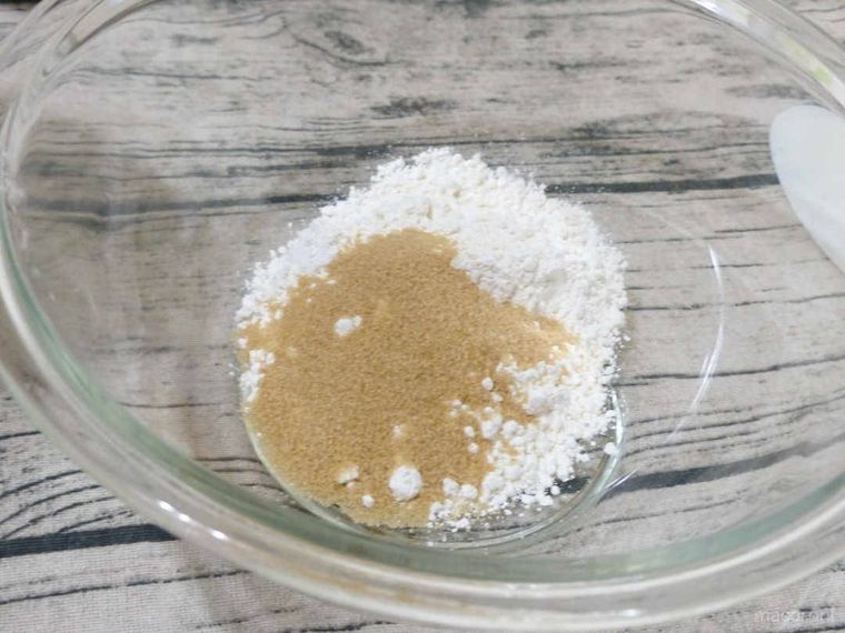 ボウルに入った薄力粉と砂糖