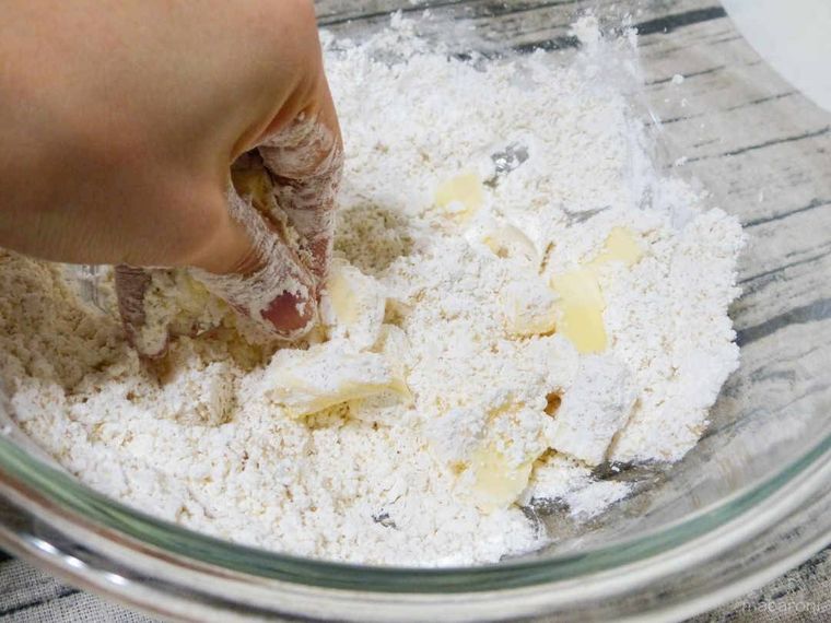 粉類にバターを混ぜ合わせる写真