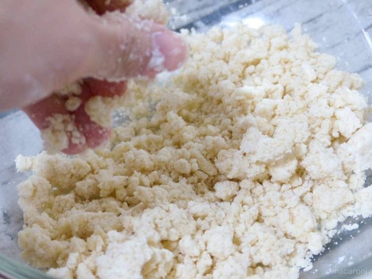 バターと粉類を混ぜ合わせる写真