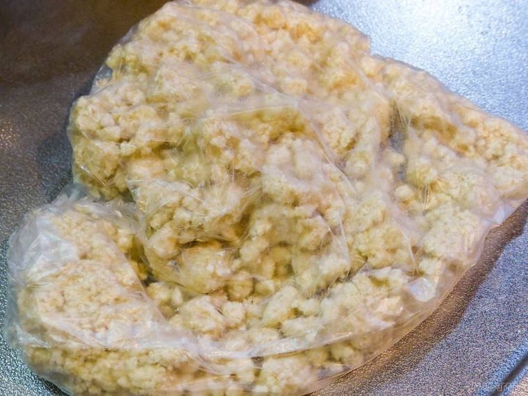 袋に入れたそぼろ状の生地