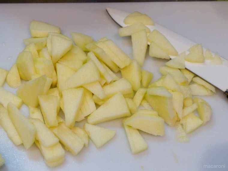 小さくカットしたりんご  photo by uli04_29