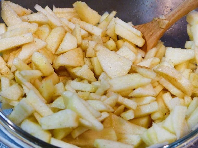 ボウルの中でシナモンをなじませたりんご